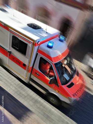 Ambulanz fährt im Einsatz
