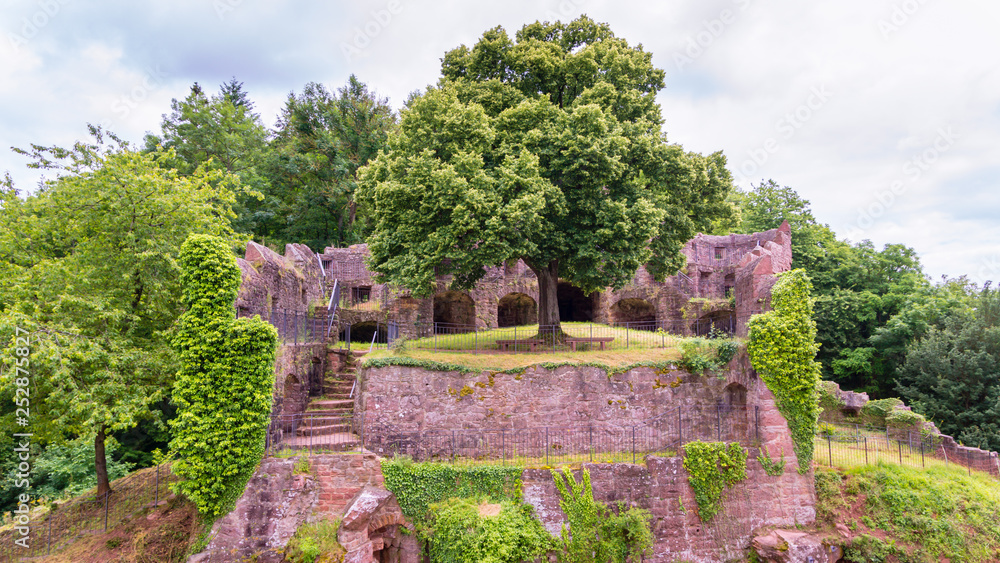 Historische Stadt Wertheim am Main und ihre Hauptsehenswürdigkeit Wertheimer Burg