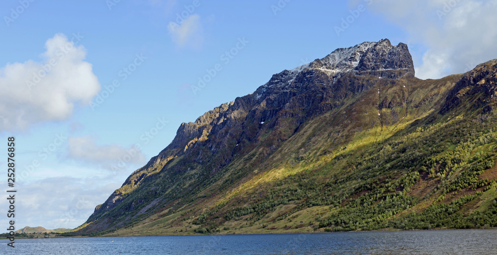 Berge, Wasser, Küste auf den Lofoten