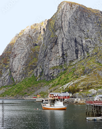 Fischerboot vor Bergkulisse auf den Lofoten