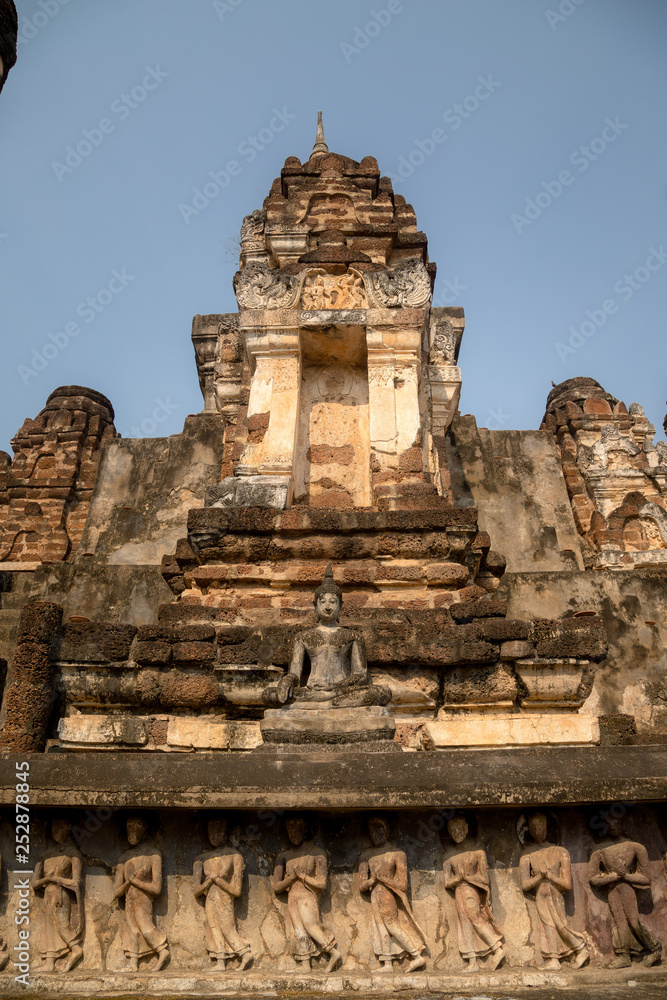 This is the Wat Phra si rattana mahathat or Wat Phra Prang