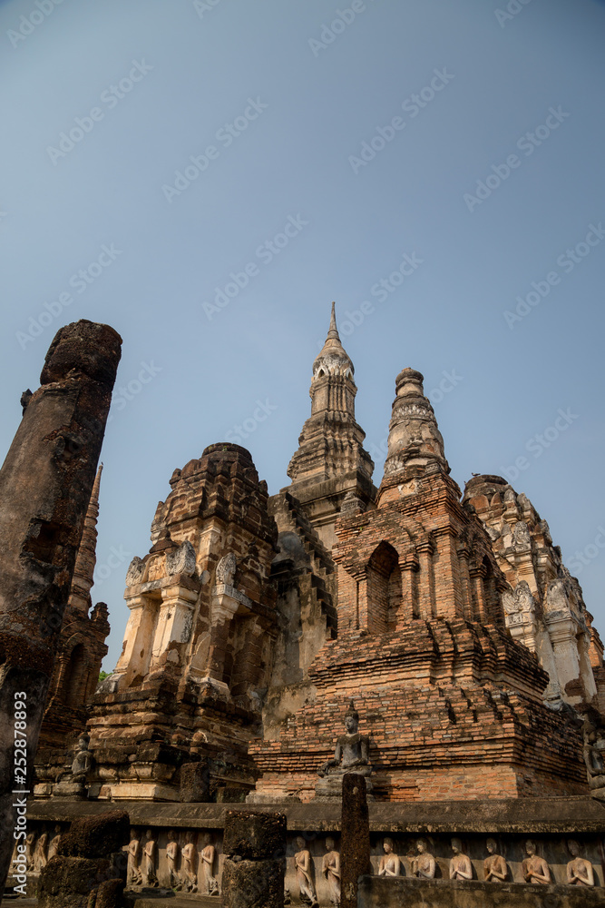 This is the Wat Phra si rattana mahathat or Wat Phra Prang