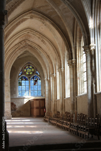   glise avec ses vitraux  ses chapelles  ses sculptures