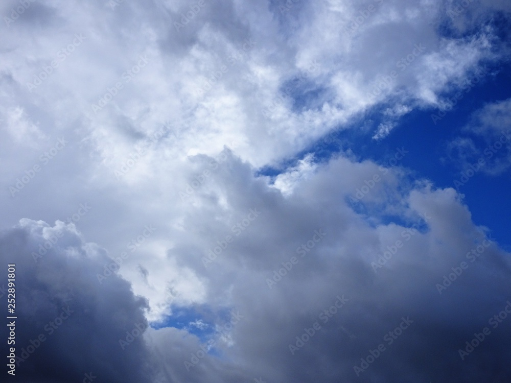 Regenwolken und blauer Himmel