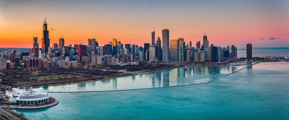 Fotobehang Chicago Kleurrijke zonsondergang boven Chicago  © Drone Dood