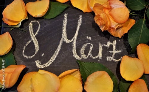 8  märz weltfrauentag tafel mit rosen photo