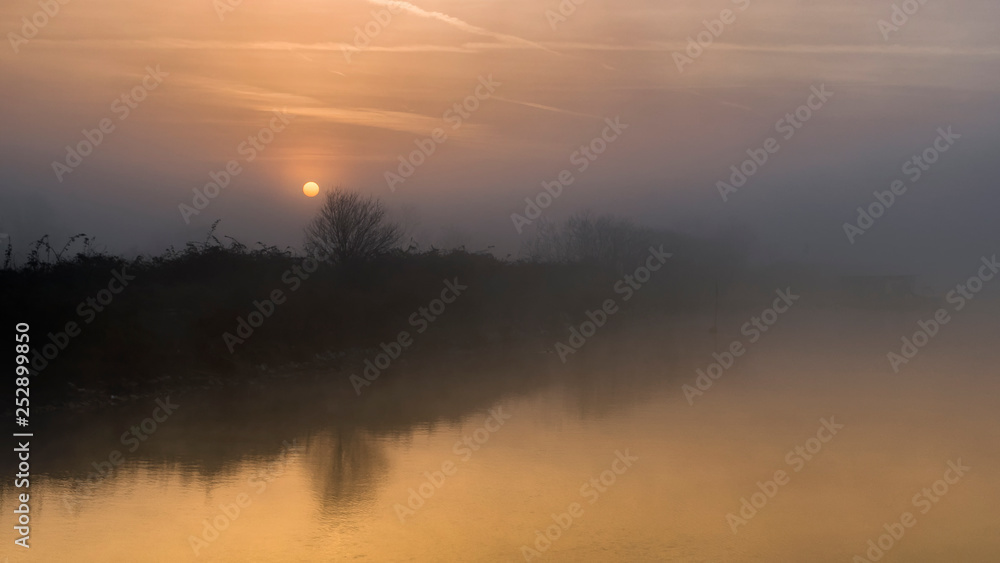 Italia, Comacchio: alba sulla palude con nebbia e casone con bilancioni sullo sfondo Italia, Comacchio: alba sulla palude con nebbia e casone con bilancioni sullo sfondo