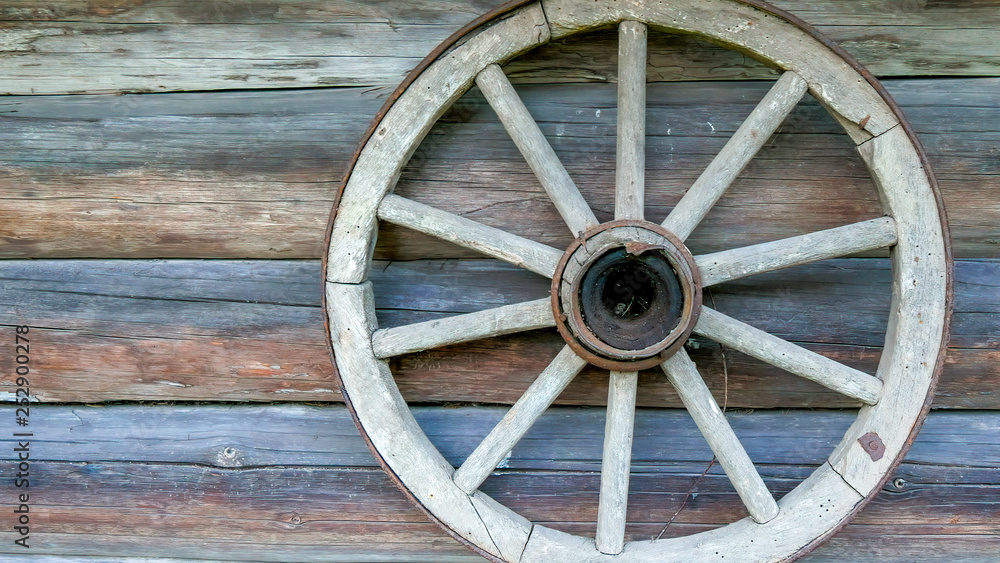 5736_The_round_wheel_hanging_on_the_wall_of_the_house.jpg
