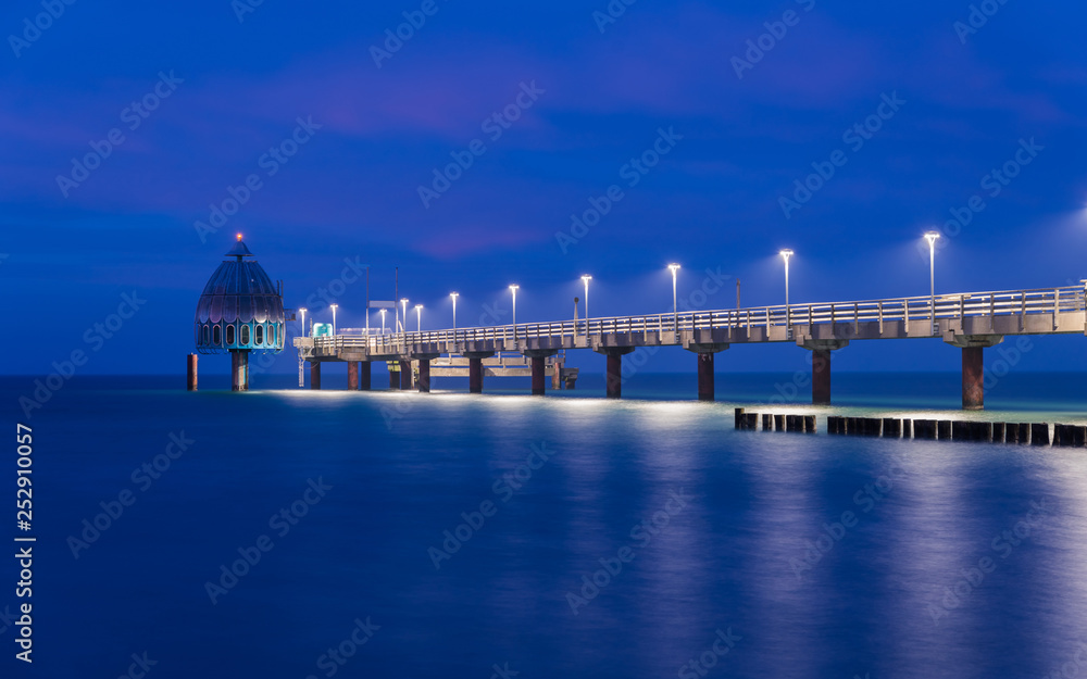 Naklejka premium Zingst – Seebrücke mit Tauchglocke zur Blauen Stunde