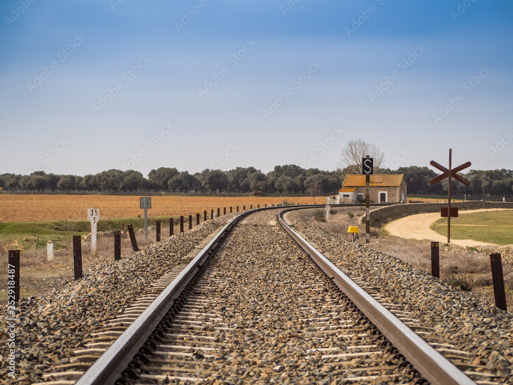 Obraz premium Rural landscape of a railway track and a small railway station