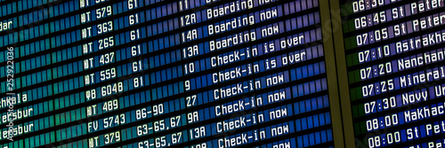 Canvas Print Flights information board in an airport terminal