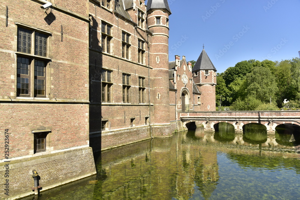 Le château de Sterckhof en style Renaissance Flamand entouré de douves et sa deuxième entrée ,au domaine provincial de Rivierenhof à Anvers