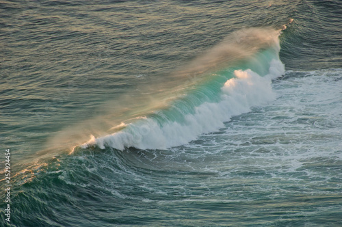 Konstfotografi Breaking Wave with Spindrift, the spray blown backwards from cresting waves, Mar