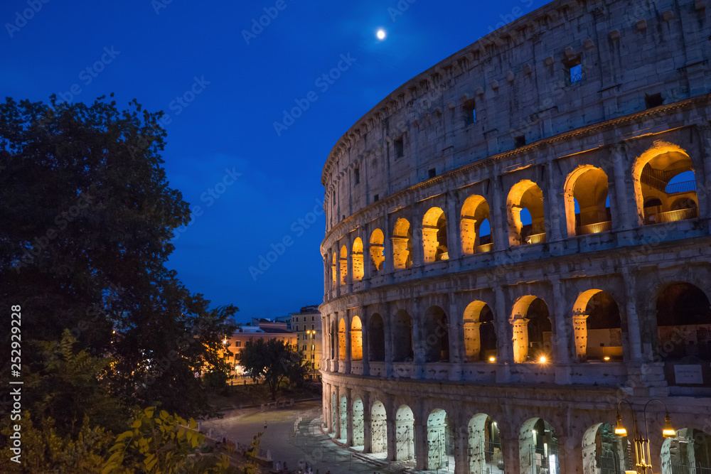 Φωτογραφία Night at the Great Roman Colosseum (Coliseum, Colosseo), also known as the Flavian Amphitheatre with lights & illumination