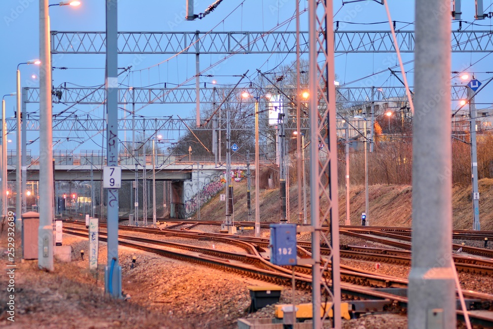 Naklejka premium Confusing railway tracks at night