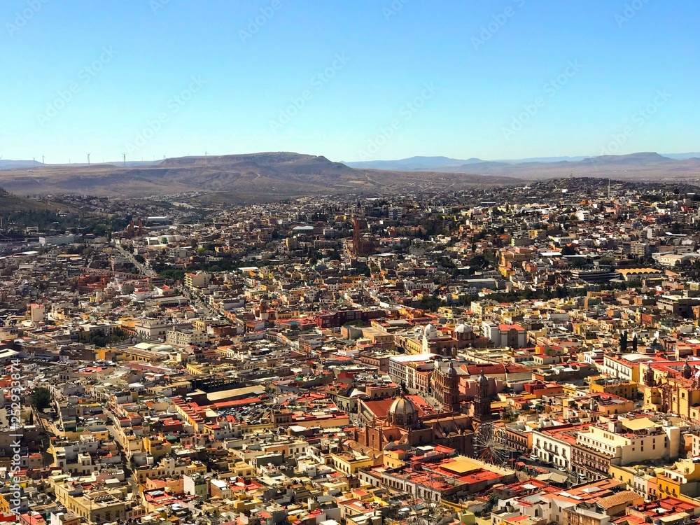 Ciudad colonial mexicana vista desde las alturas