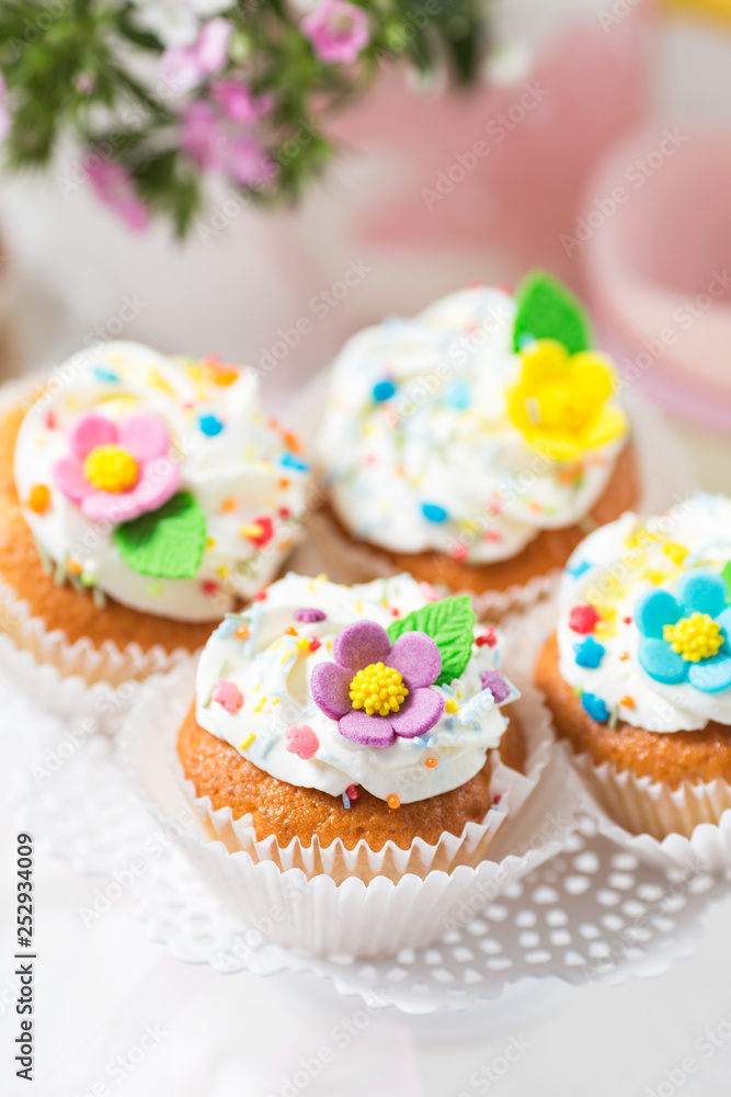 Easter cupcakes with sugar flowers Easter cupcakes with sugar flowers