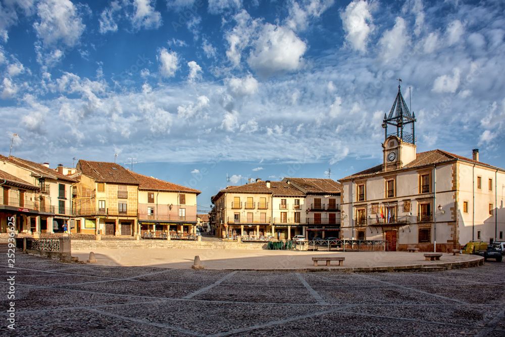 plaza mayor de riaza en Segovia