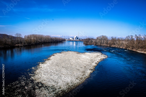 Paesaggio naturale con il fiume ed il cielo azzurro