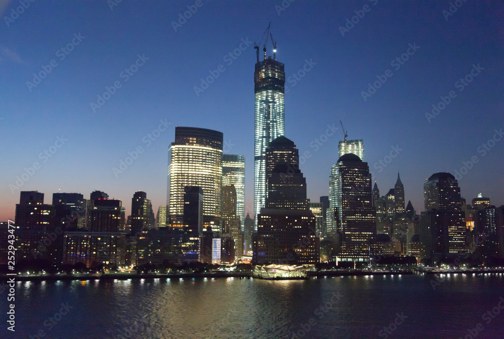 Obraz premium Lower Manhattan Before Sunrise