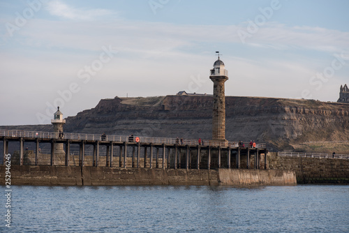 Obraz na płótnie Breakwater and lighthouse in Whitby w salonie