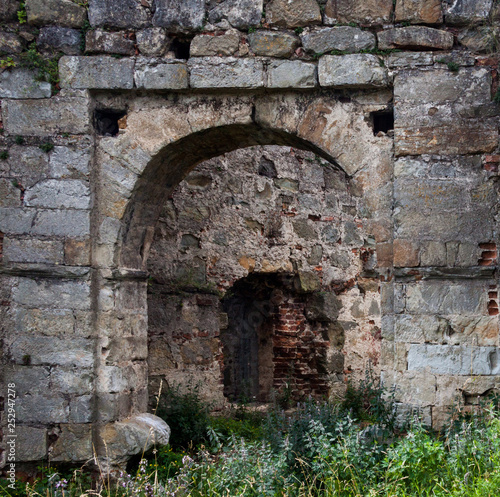 Fototapeta Naklejka Na Ścianę i Meble -  Ruins of the old castle in Ukraine