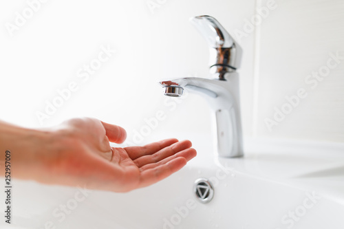Plakat hand under faucet without water
