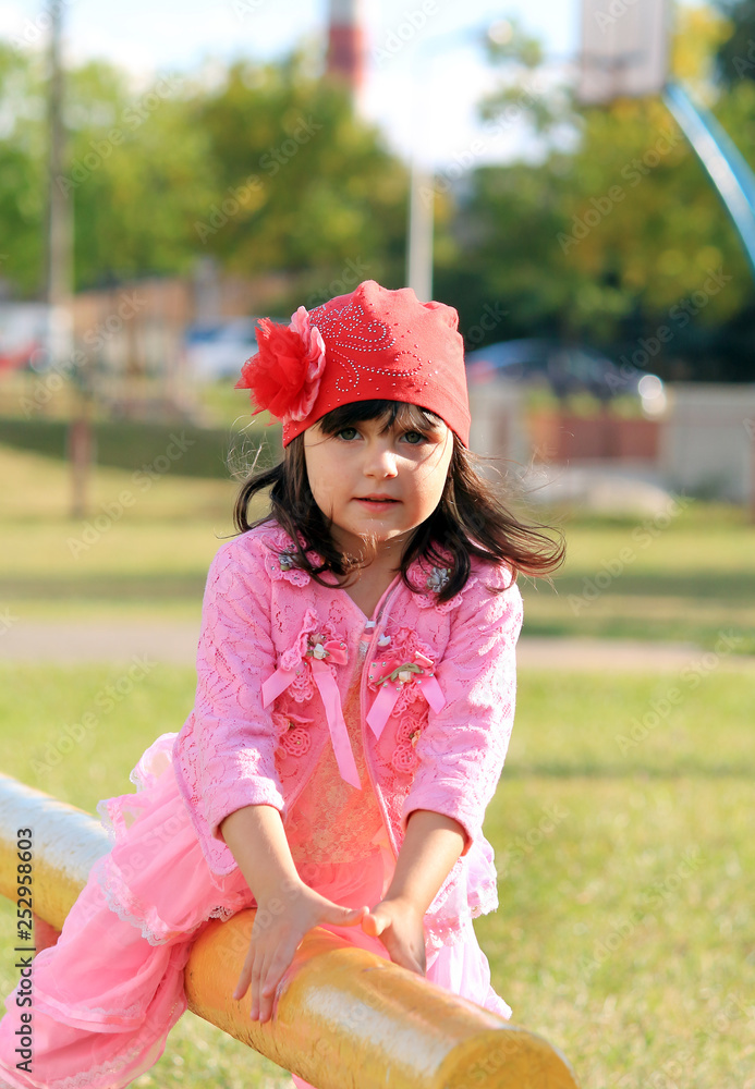 Fototapeta premium girl playing in nature