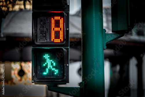 Ocho segundos para pasar por el semáforo