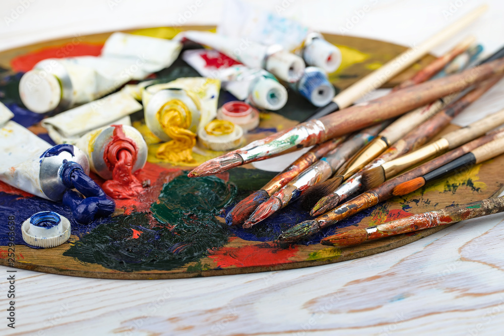 Obraz premium Paint brushes and paints for drawing.