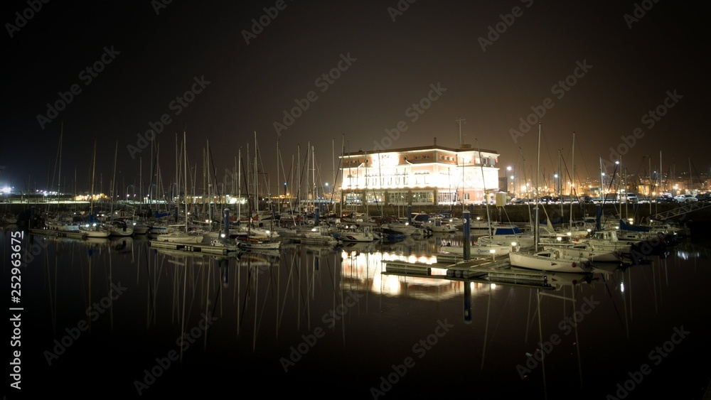 Fotografía nocturna en puerto deportivo de A Coruña.