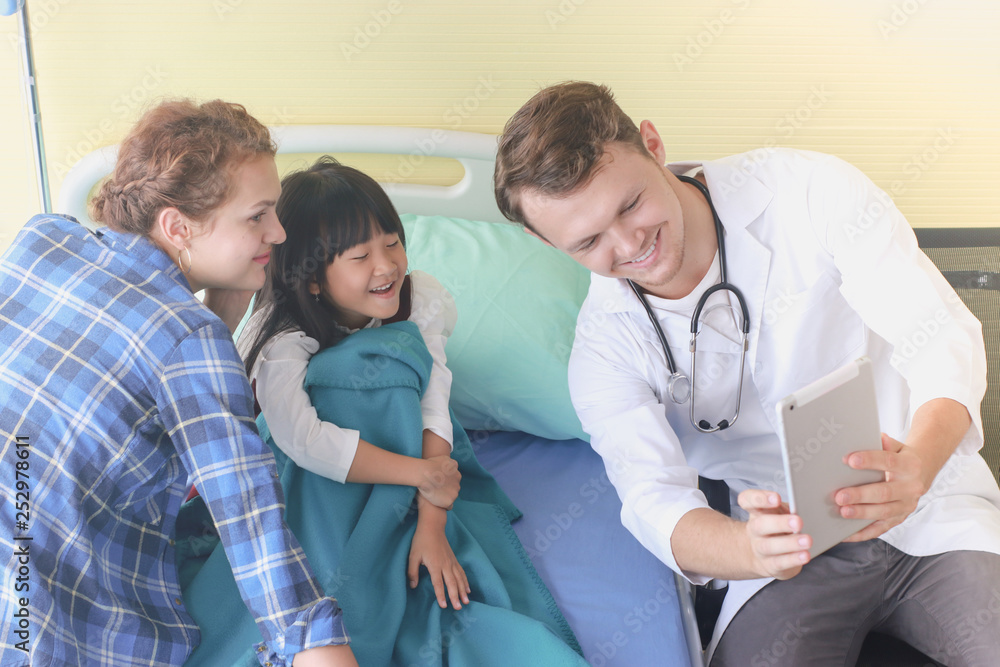 Fototapeta premium Doctors are described in detail the treatment of children who are ill.