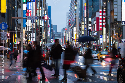 雨の銀座通りのイメージ