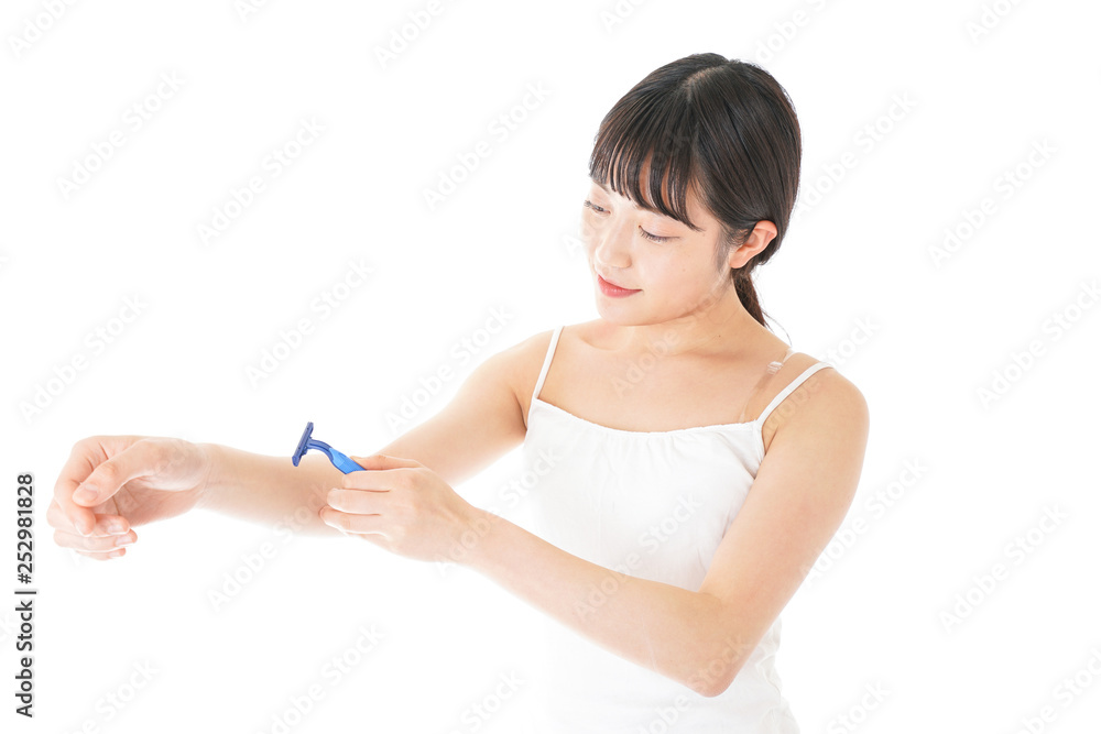 毛を剃る若い女性 毛を剃る若い女性