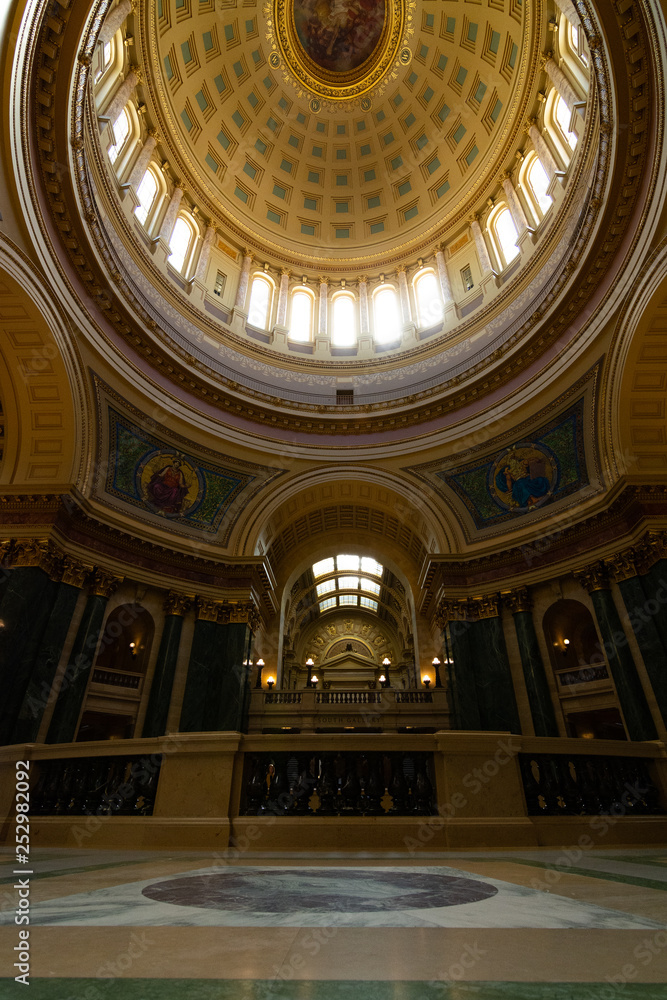 Obraz premium Light entering the rotunda.