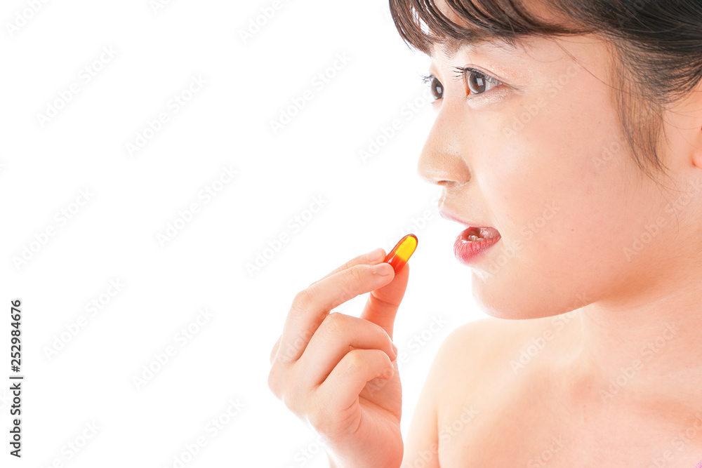 薬・サプリメントを服用する若い女性 薬・サプリメントを服用する若い女性