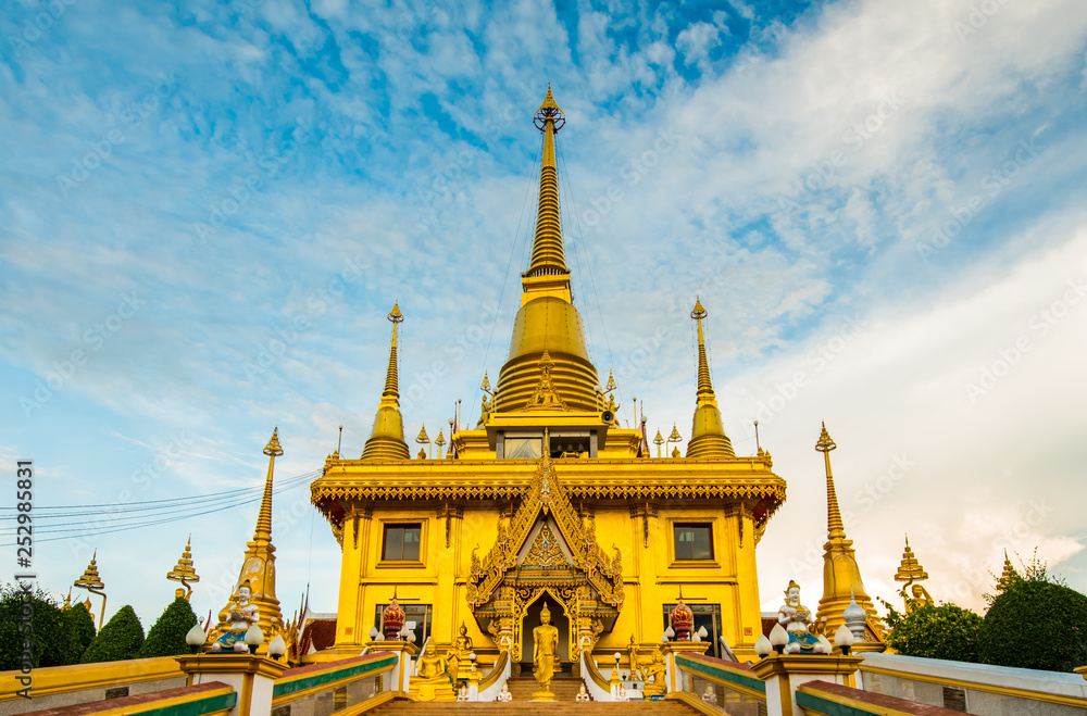 Naklejka premium Beautiful Golden Buddha statue 4