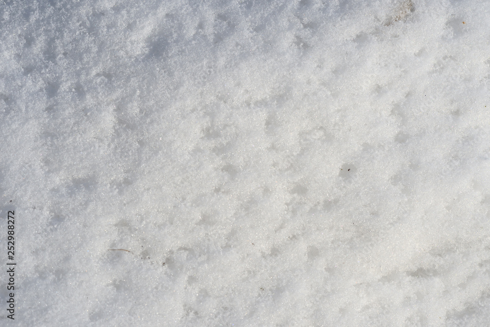 Obraz premium White snow texture on a sunny day. Winter background