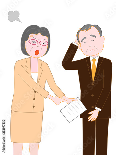 仕事のミスで会社の上司に叱られるビジネスマン。