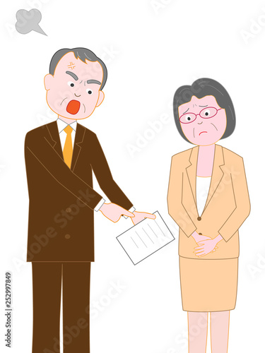 仕事のミスで会社の上司に叱られるビジネスマン。