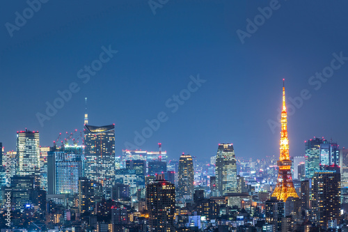 東京タワーと六本木・赤坂方面の夜景。高層ビル、都会、夜、ビル、首都イメージ