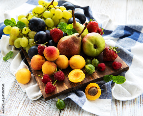 Fototapeta Naklejka Na Ścianę i Meble -  Fresh summer fruits