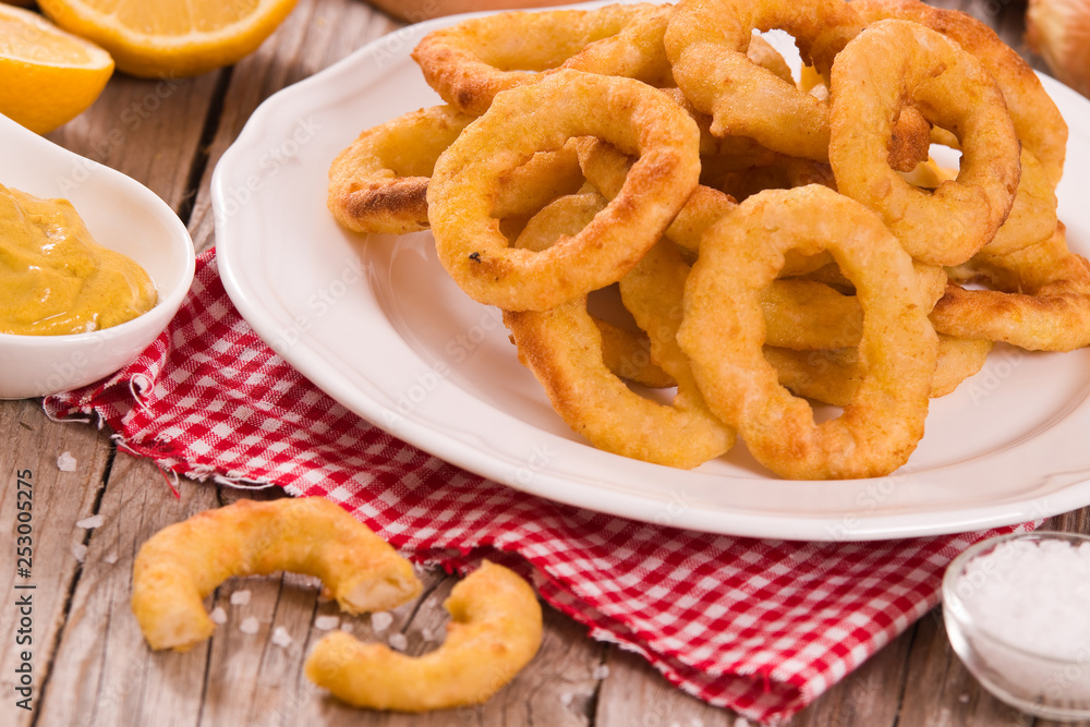 Naklejka premium Onion rings.