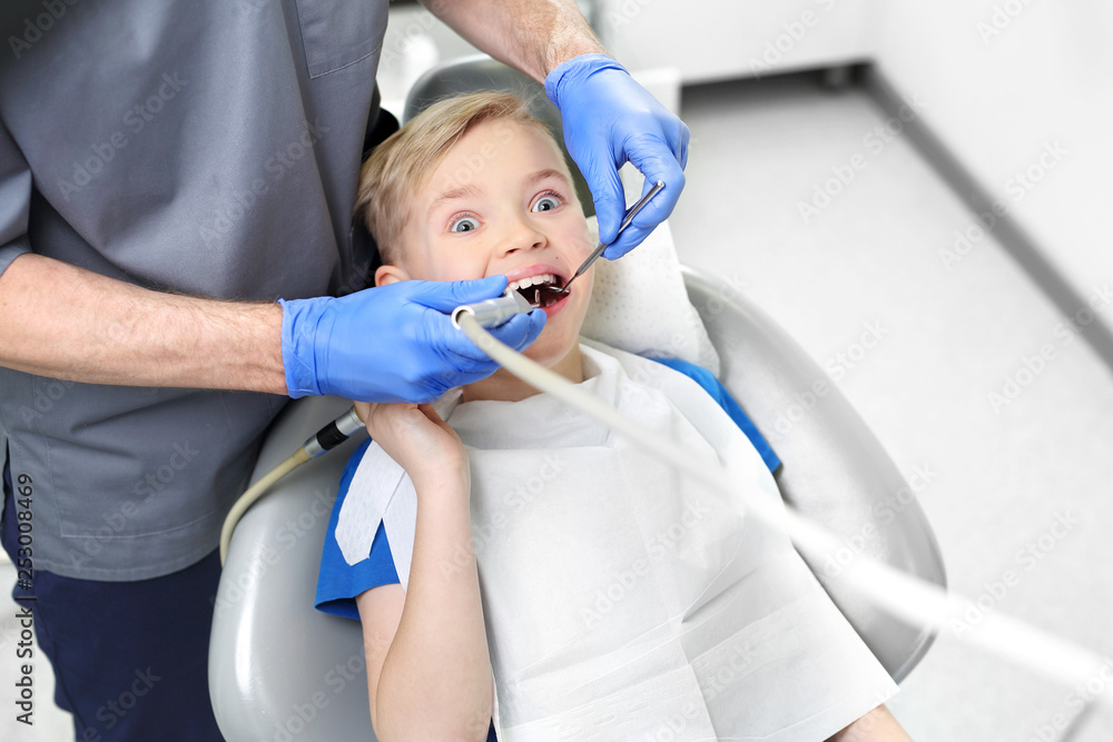 Strach u stomatologa. Wystraszone dziecko na fotelu dentystycznym. Strach u stomatologa. Wystraszone dziecko na fotelu dentystycznym.