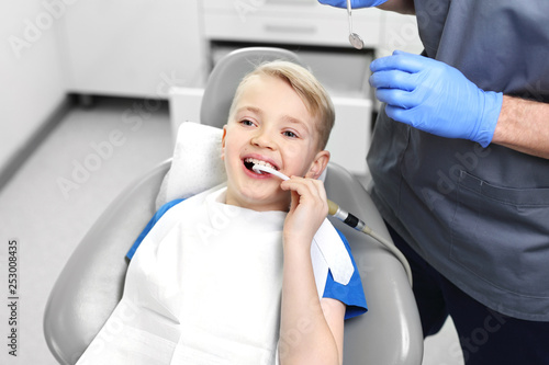 Leczenie ubytku w zębie, dziecko u stomatologa