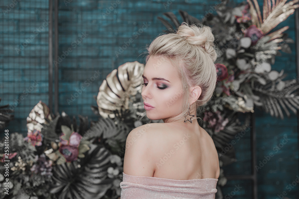 Obraz premium attractive blonde woman with bare shoulders