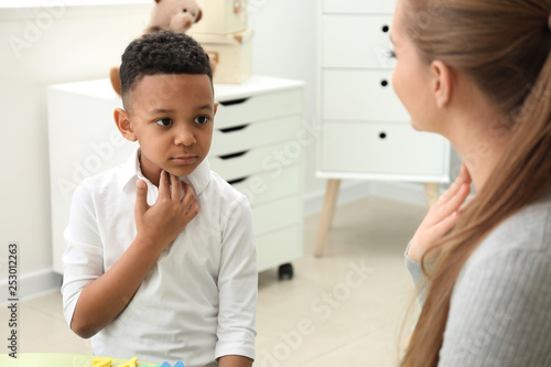 Fotografía Little boy at speech therapist office