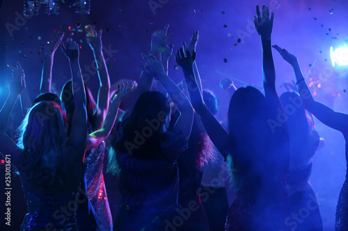 Canvas Print Beautiful young women dancing in night club