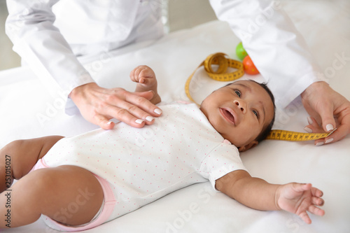 Pediatrician examining Afri...