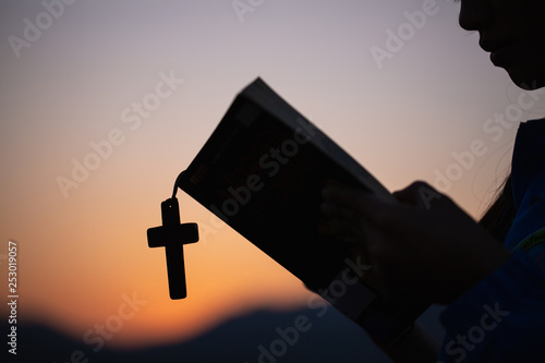 Fotografía Women hand  pray to God with the Bible and the cross of the morning